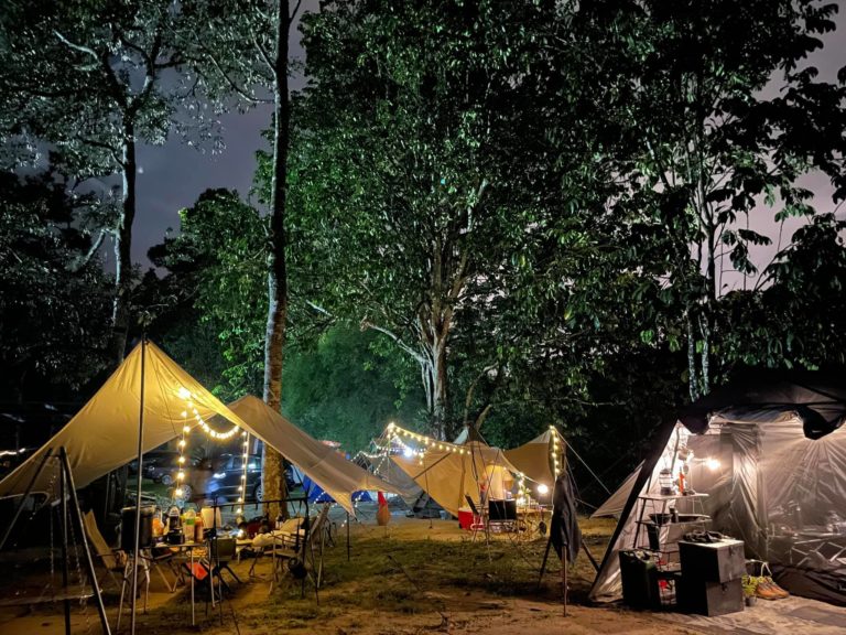 HAMMOCKS BY THE RIVER (Pahang)