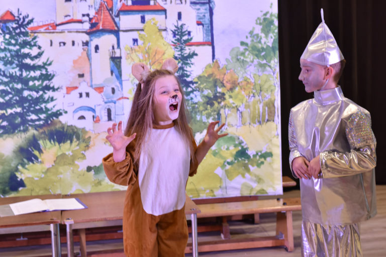 Girl and boy acting Wizard of Oz